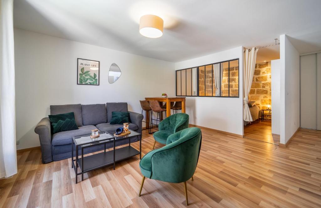un salon avec un canapé et une table dans l'établissement Le Nid - Spacieux, tout équipé & Climatisation, à Montpellier