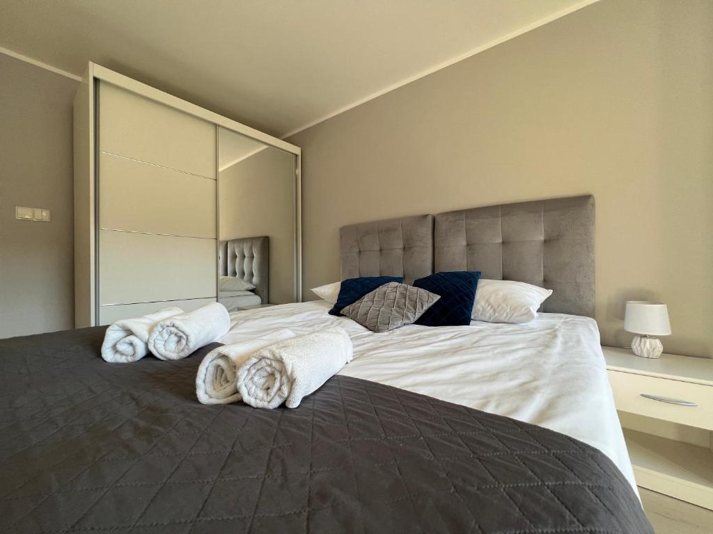 Postel nebo postele na pokoji v ubytování Apartamenty River