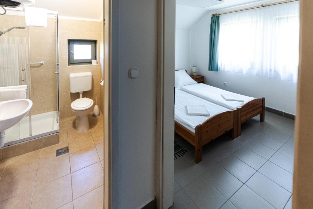 Koupelna v ubytování SZIGET HOTEL VERÁNKA