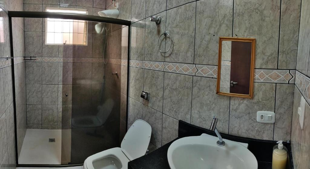 Koupelna v ubytování Casa Térrea 3 quartos, sendo 1 suíte Maringá