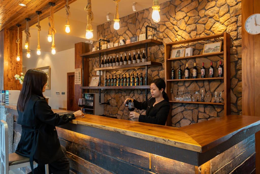 Hosté ubytování Guilin Village Creek Inn-Free private car pick up station stay 3 nights