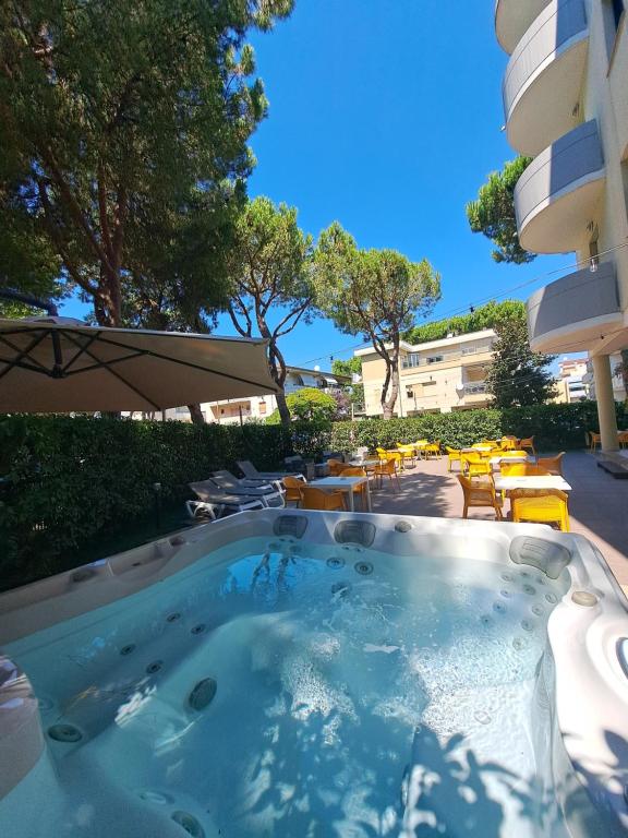 Bazén v ubytování Hotel Marebello nebo v jeho okolí