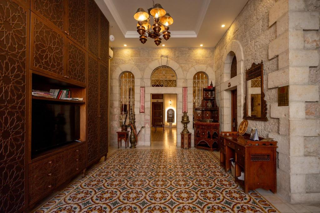 TV a/nebo společenská místnost v ubytování Jerusalem Hotel
