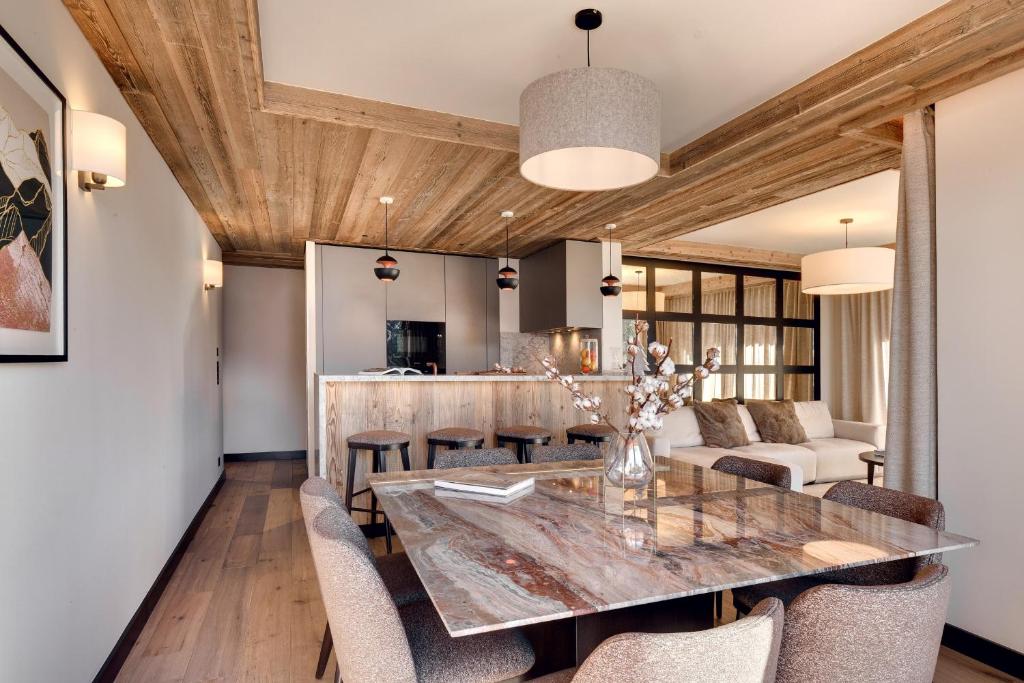 une salle à manger avec une table et des chaises dans l'établissement Antares STELLA 002 - Ski inski out apartment, à Méribel