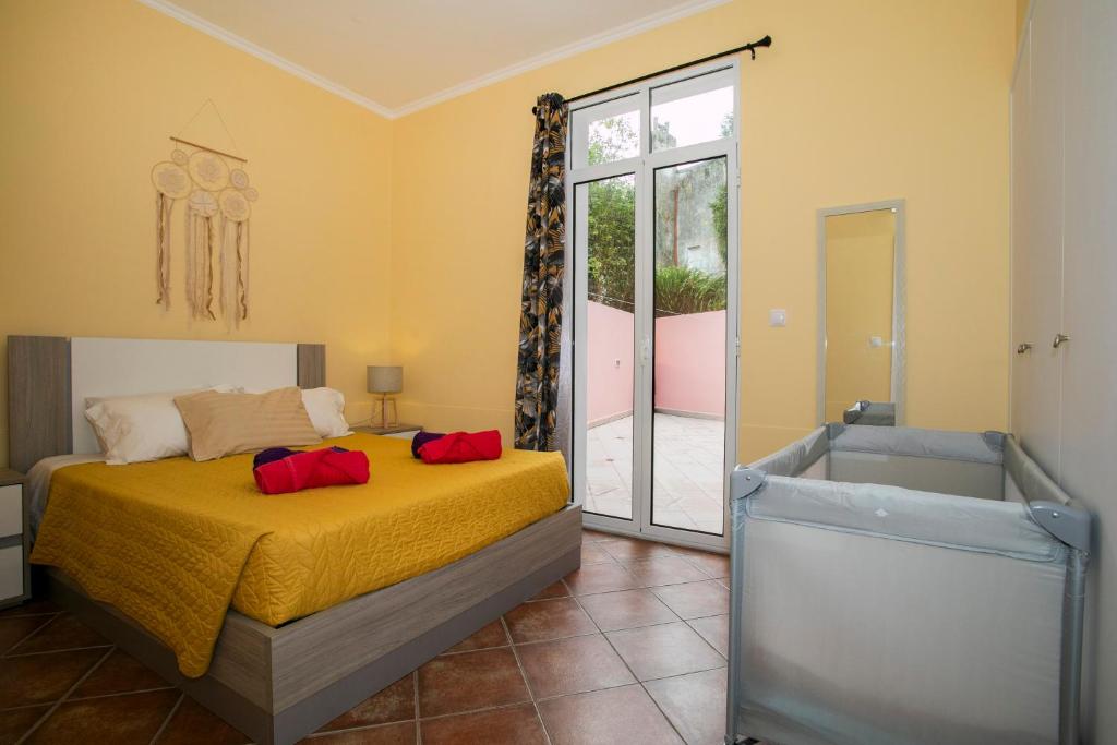 Ένα ή περισσότερα κρεβάτια σε δωμάτιο στο Furnas Cozy Inn