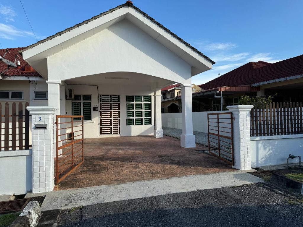 una casa blanca con una puerta y una valla en Homestay Kakak Adek with private pool sempadan Perak,Penang dan Kedah, en Bandar Baharu