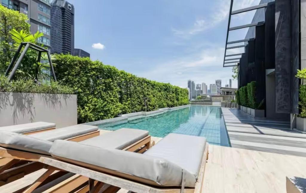 une piscine sur le toit d'un immeuble dans l'établissement Luxury condo right next to BTS Thonglor!, à Bangkok
