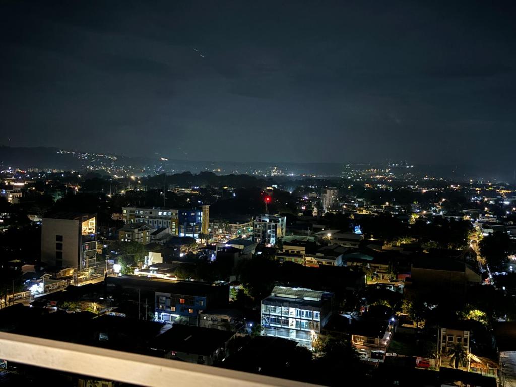 Γενική άποψη της πόλης Davao City ή θέα της πόλης από  αυτό το ξενοδοχείο διαμερισμάτων