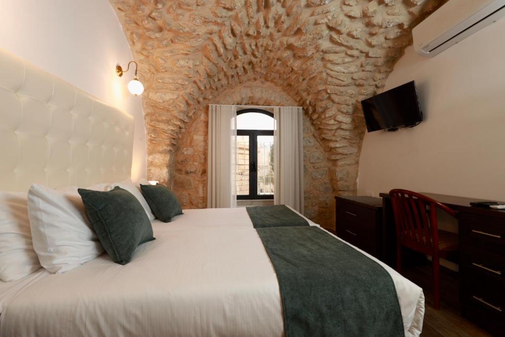 Postel nebo postele na pokoji v ubytování Petrakis Inn