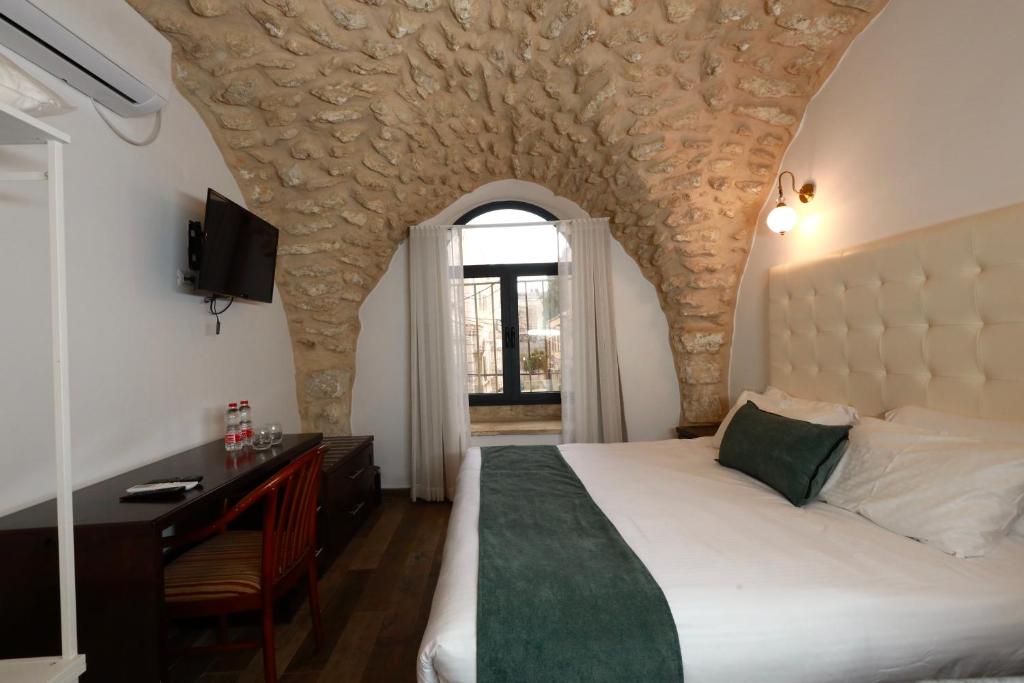 Postel nebo postele na pokoji v ubytování Petrakis Inn
