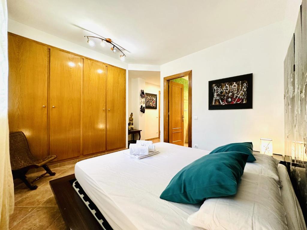 A bed or beds in a room at Aitana CostaBravaSi