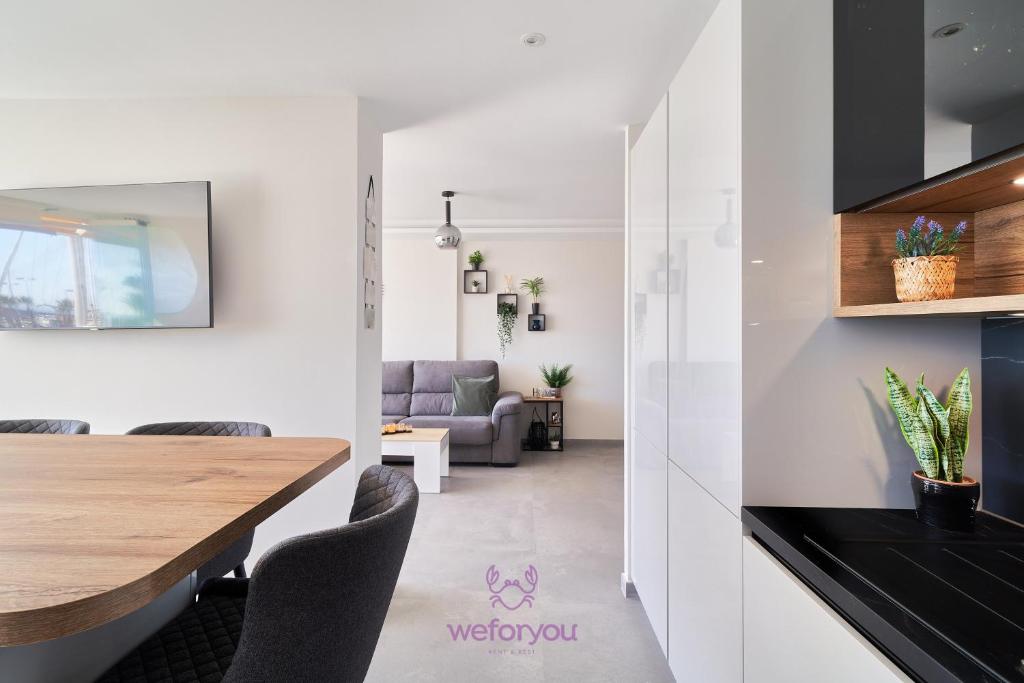 Televízia a/alebo spoločenská miestnosť v ubytovaní weforyou Isla de Poniente 2 Bedrooms and Parking