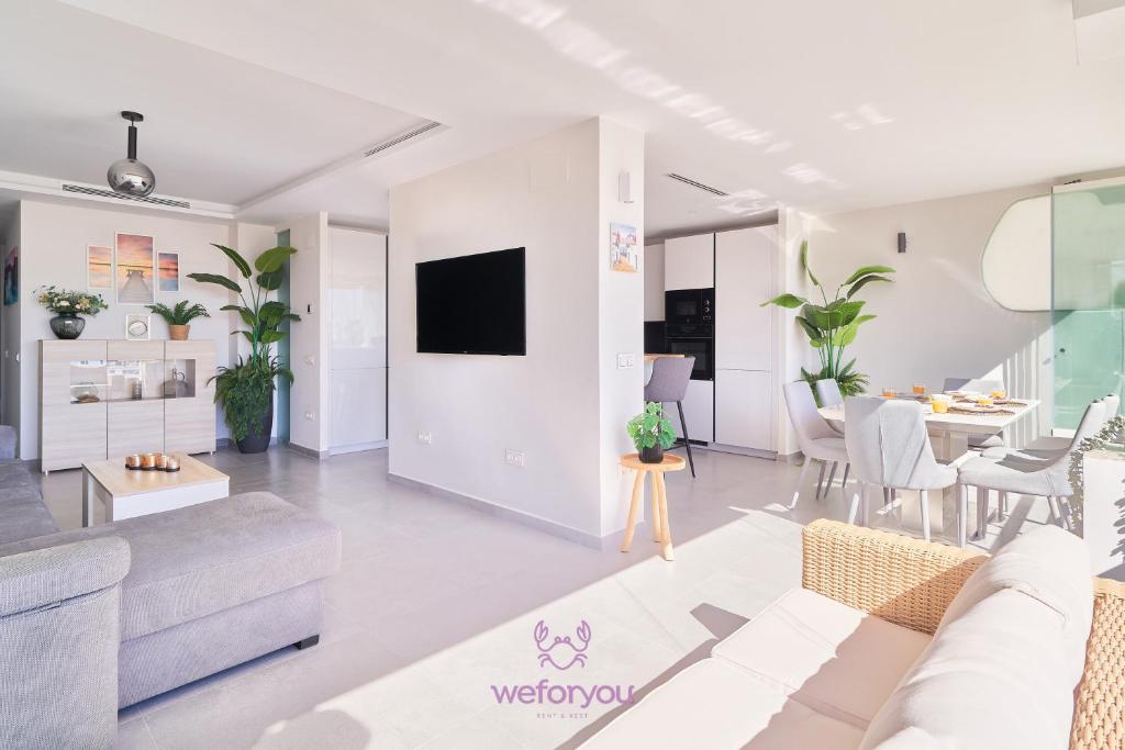 Televízia a/alebo spoločenská miestnosť v ubytovaní weforyou Isla de Poniente 2 Bedrooms and Parking