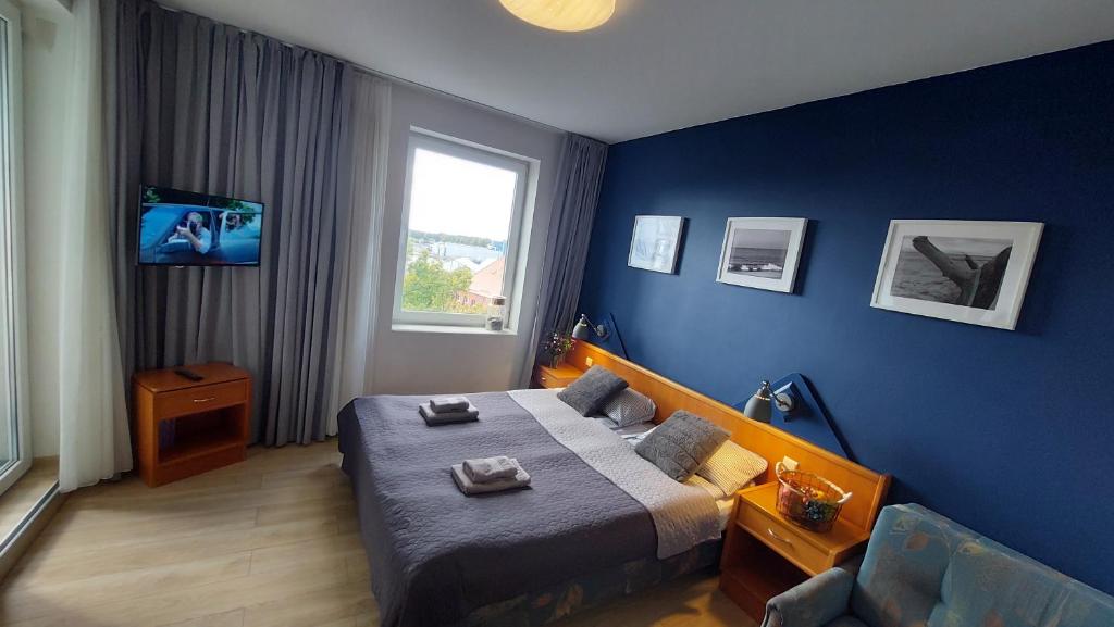 Televízia a/alebo spoločenská miestnosť v ubytovaní Apartament Sympatia Kołobrzeg Etna Polonia 718