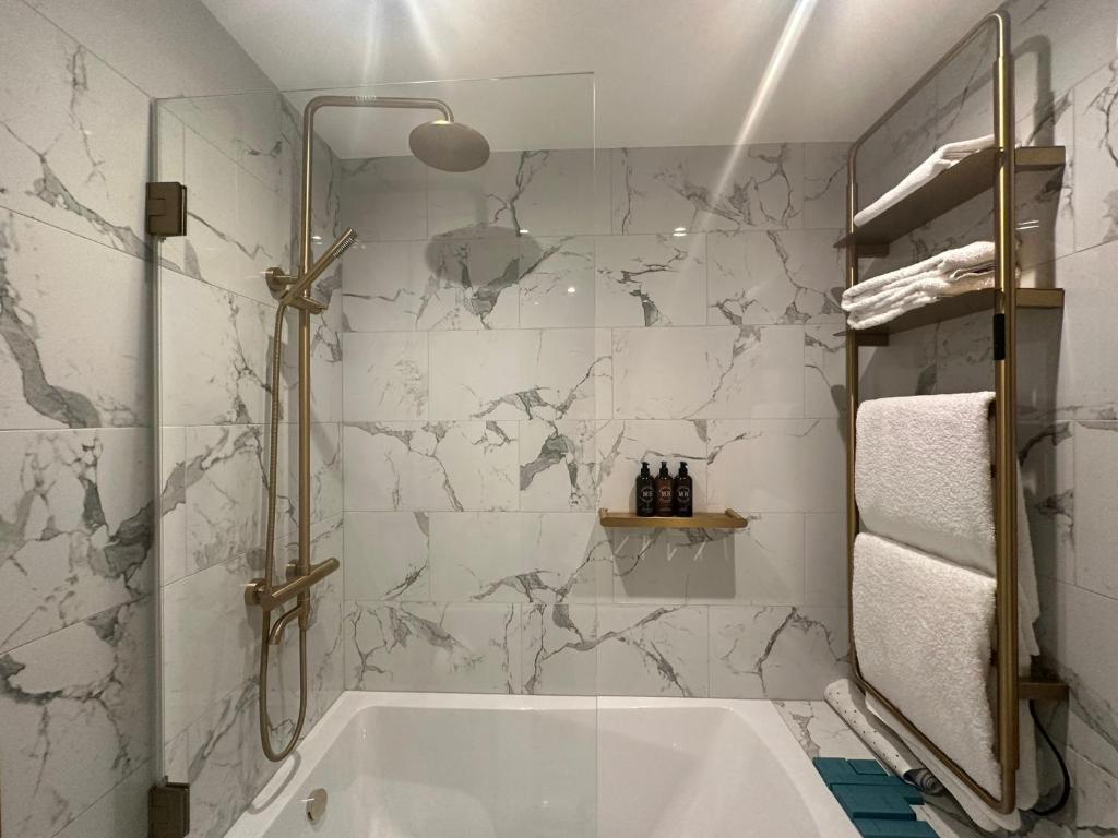 Ellen Kensington - Resim 35