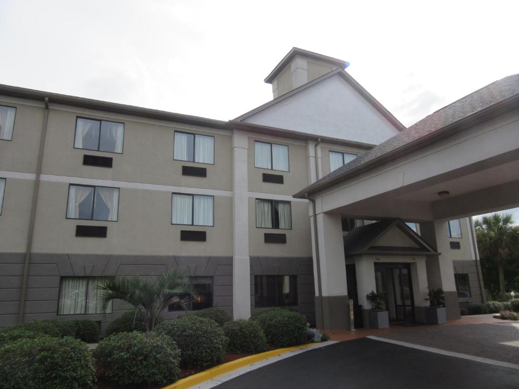 an exterior view of a hotel at Baymont by Wyndham Columbia Fort Jackson in Columbia