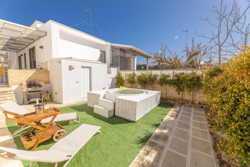 a backyard with a hot tub in a yard at Villetta Myalea in Capilungo