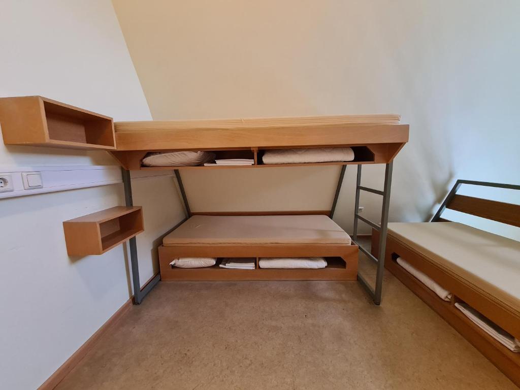 Postel nebo postele na pokoji v ubytování Jugendgästehaus St.-Michaels-Heim