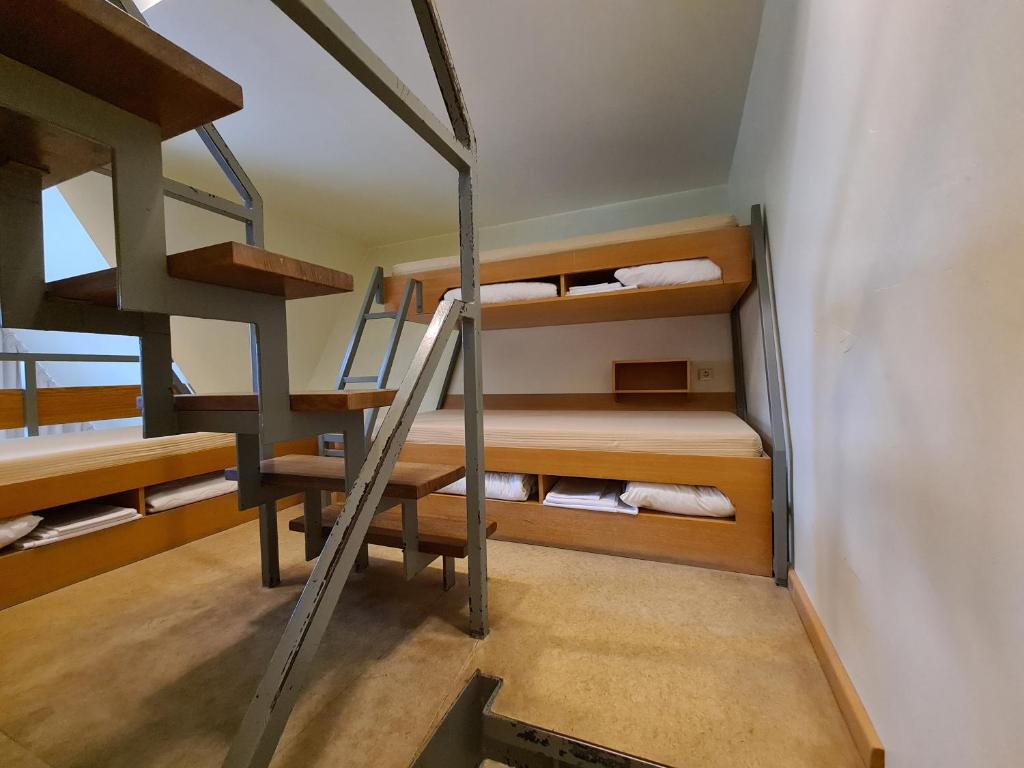 Palanda nebo palandy na pokoji v ubytování Jugendgästehaus St.-Michaels-Heim