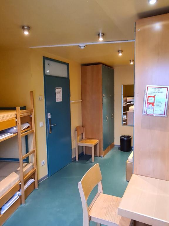 Postel nebo postele na pokoji v ubytování Jugendgästehaus St.-Michaels-Heim