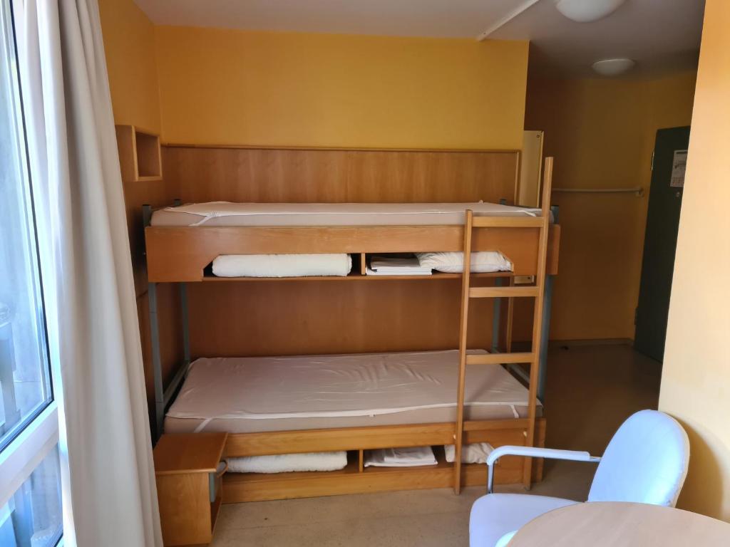 Palanda nebo palandy na pokoji v ubytování Jugendgästehaus St.-Michaels-Heim