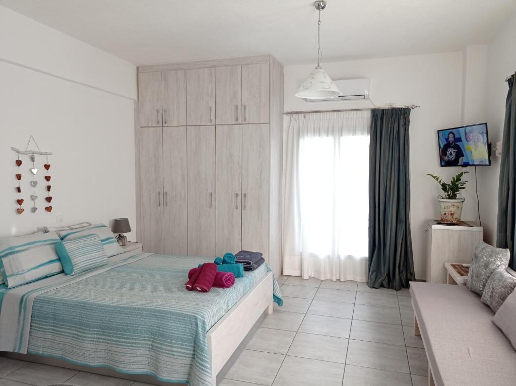 Ένα ή περισσότερα κρεβάτια σε δωμάτιο στο Santorini Sigala Studios 2