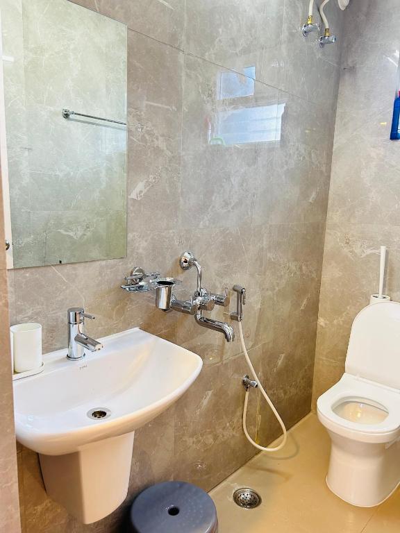 Koupelna v ubytování Evara Urban Oasis - Luxury 3BHK Apt near AIG Hospital
