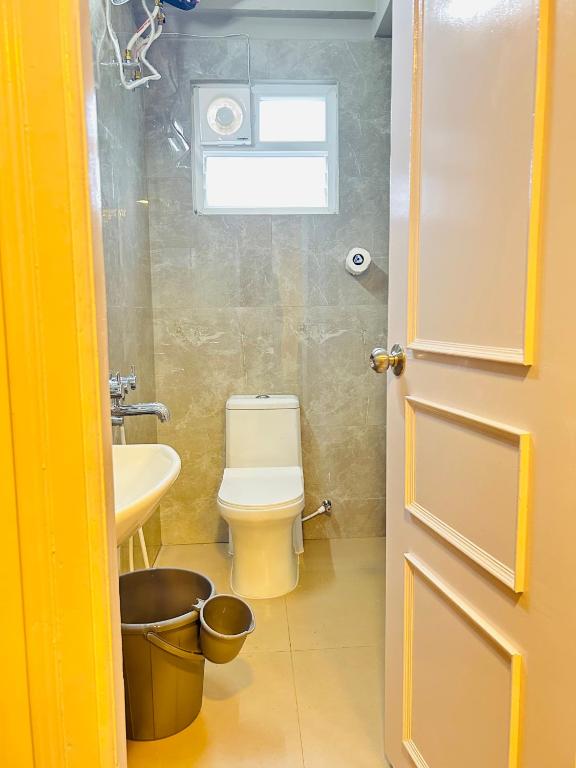Koupelna v ubytování Evara Urban Oasis - Luxury 3BHK Apt near AIG Hospital
