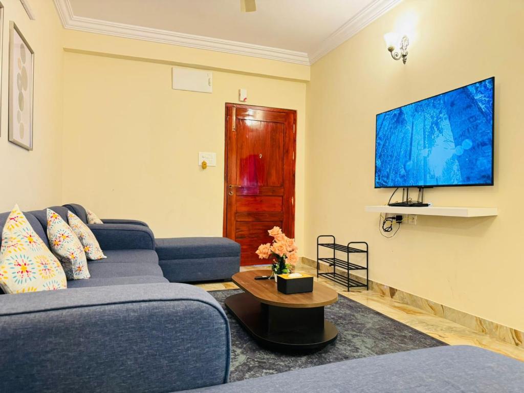 TV a/nebo společenská místnost v ubytování Evara Urban Oasis - Luxury 3BHK Apt near AIG Hospital