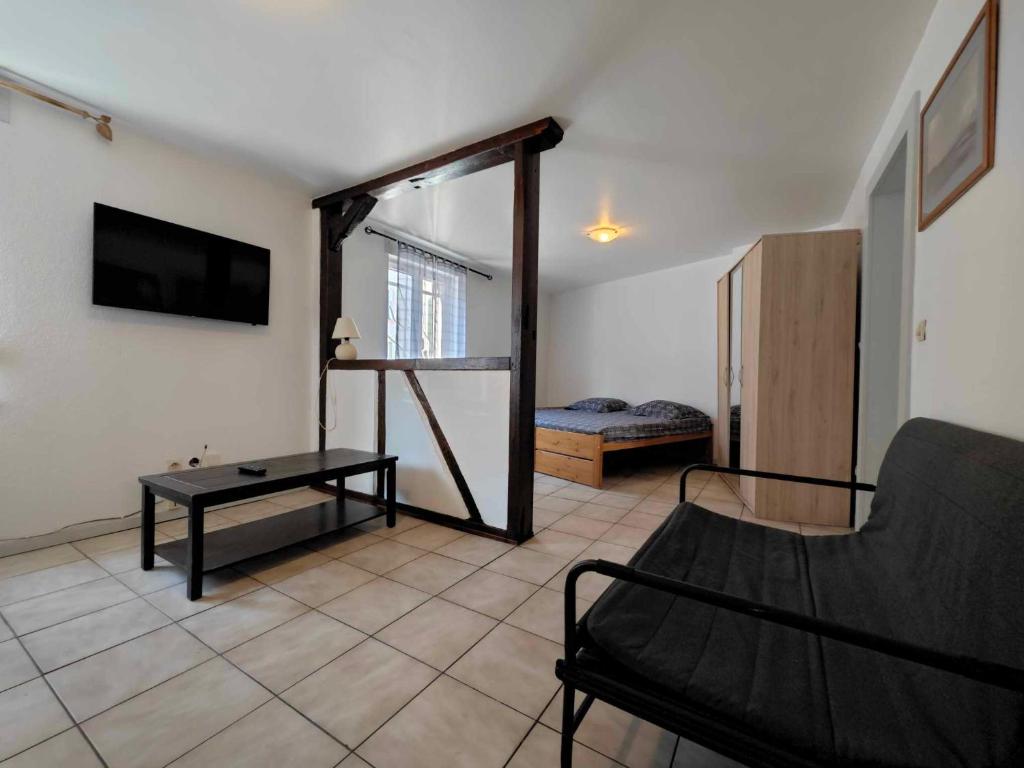 un salon avec un canapé et une table dans l'établissement Chez Lili et Roger, à Schiltigheim