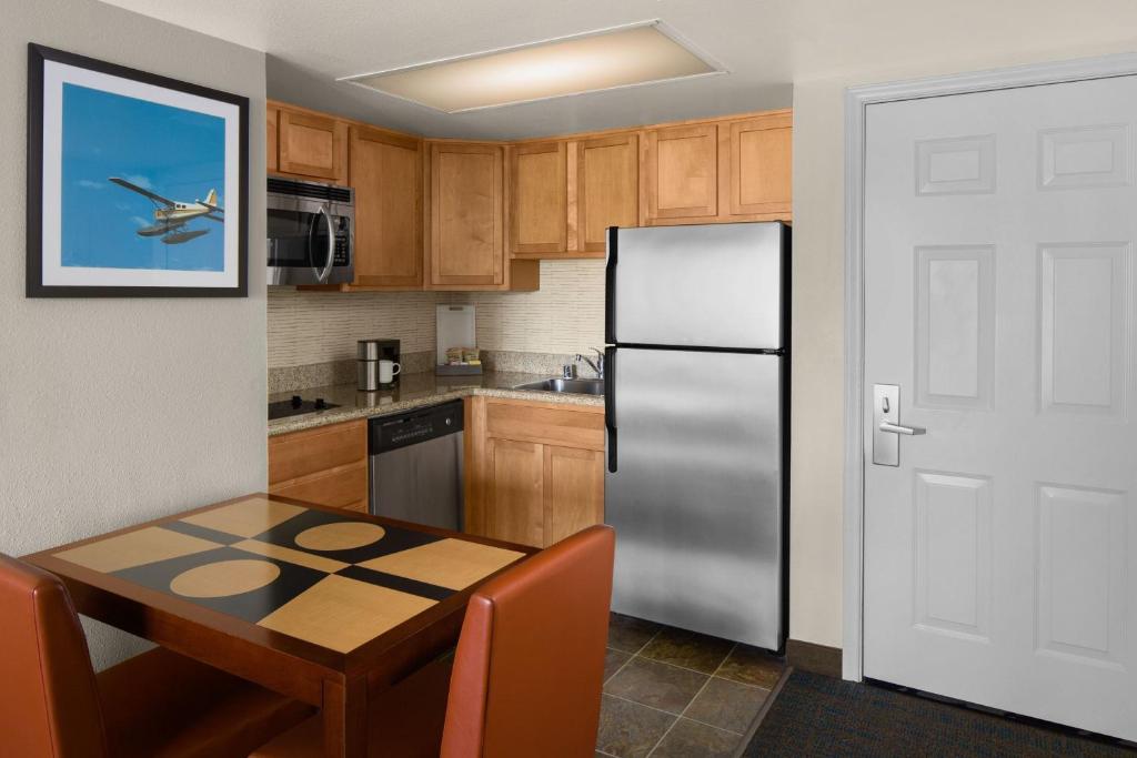 Residence Inn by Marriott Seattle Downtown/Lake Union - One-Bedroom King Suite With Sofa Bed, Balcony And Roll-in Shower - Mobility Accessible