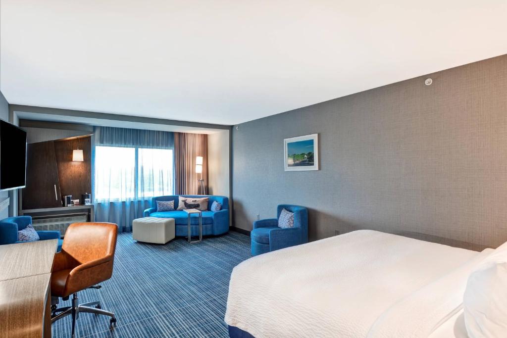 Postel nebo postele na pokoji v ubytování Courtyard by Marriott Long Island Islip/Courthouse Complex