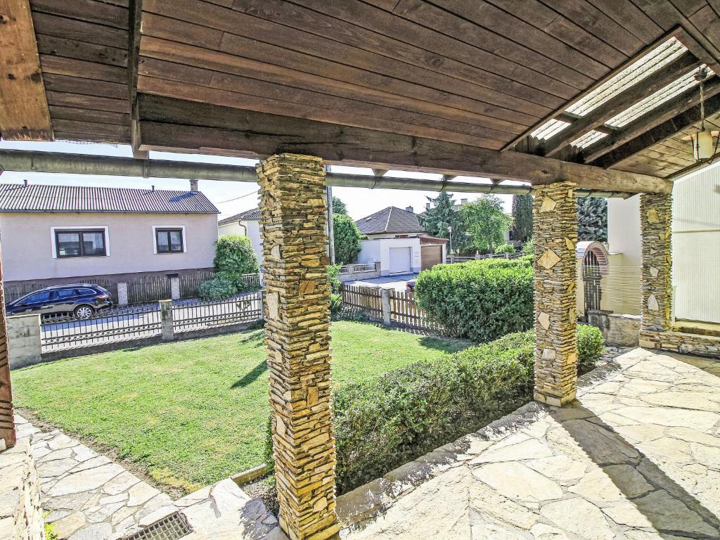 Vonkajšia záhrada v ubytovaní Holiday Home Romy by Interhome