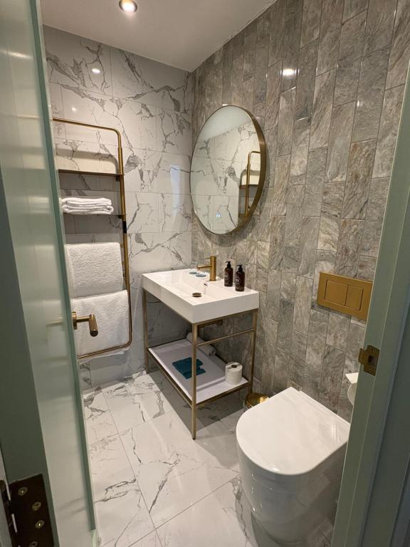 Ellen Kensington - Resim 40