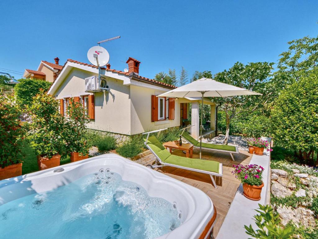 Piscina de la sau aproape de Holiday Home Beni by Interhome