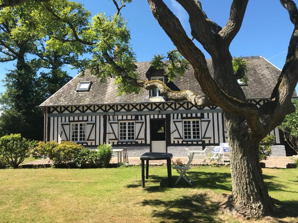 Κήπος έξω από το Longère normande avec grand jardin