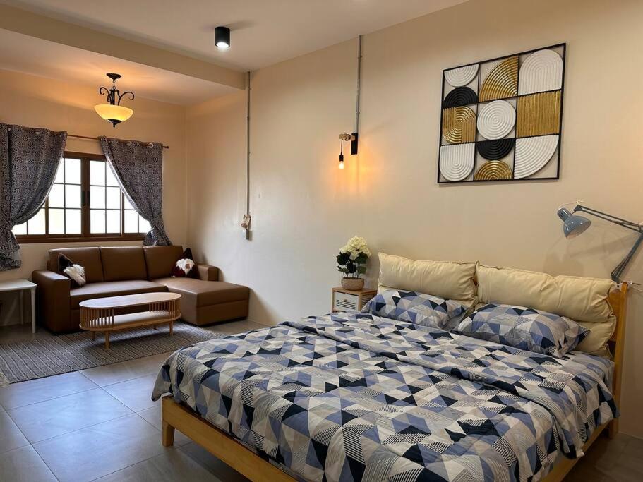 sypialnia z dużym łóżkiem i kanapą w obiekcie C1 Mama House Suite Room With Bathtub w mieście Ban Bang Saen (1)