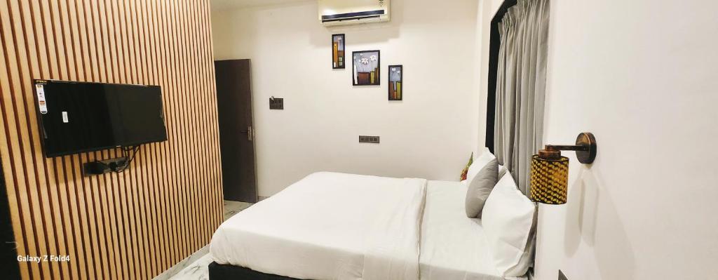 TV a/nebo společenská místnost v ubytování Hotel Sahara Residency