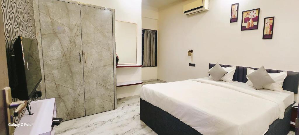 Postel nebo postele na pokoji v ubytování Hotel Sahara Residency