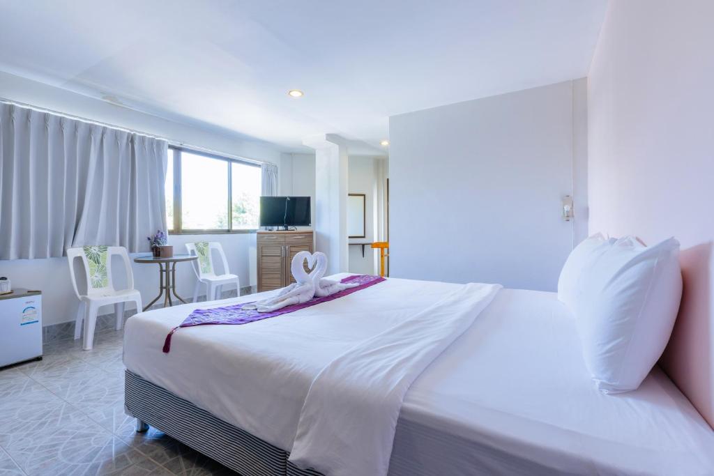 Postel nebo postele na pokoji v ubytování Hua Hin Star Hotel