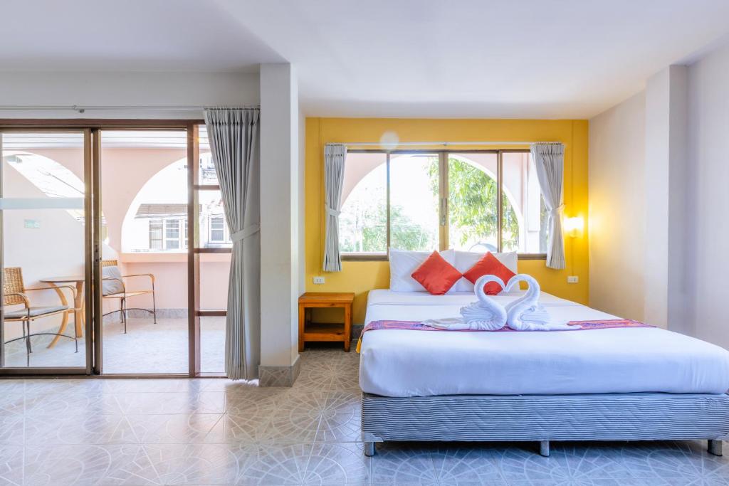 Postel nebo postele na pokoji v ubytování Hua Hin Star Hotel
