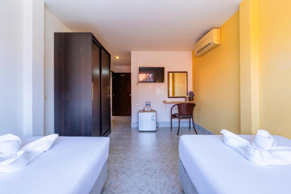 Postel nebo postele na pokoji v ubytování Hua Hin Star Hotel
