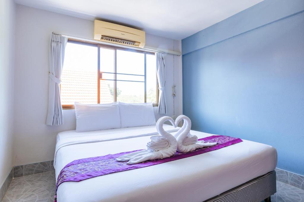 Postel nebo postele na pokoji v ubytování Hua Hin Star Hotel