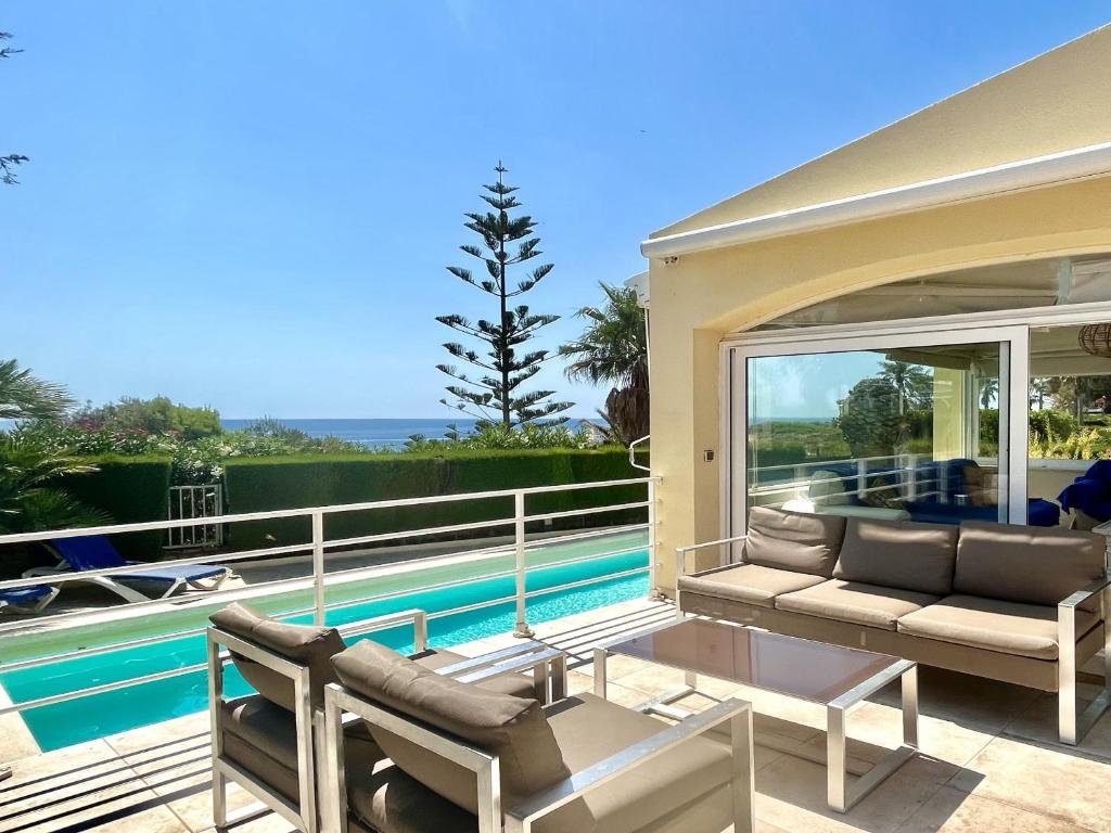 Bazén v ubytovaní Villa Catalina Stunning 4bedroom villa with air conditioning sea views & private swimming pool ideal for families alebo v jeho blízkosti