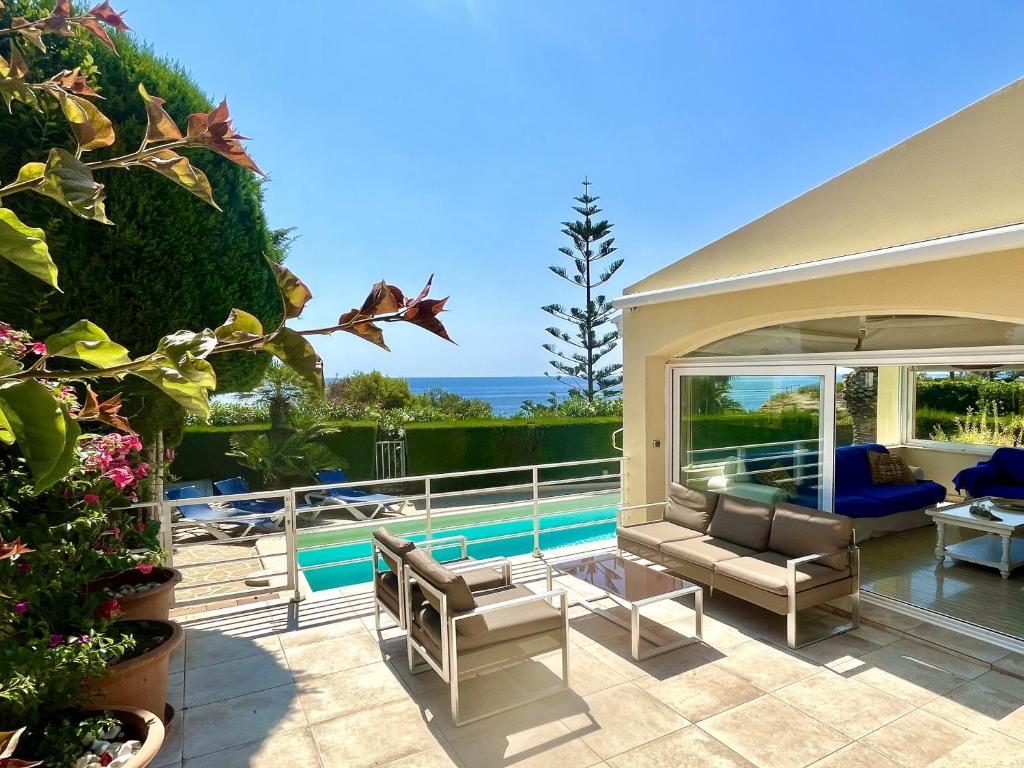 Bazén v ubytovaní Villa Catalina Stunning 4bedroom villa with air conditioning sea views & private swimming pool ideal for families alebo v jeho blízkosti