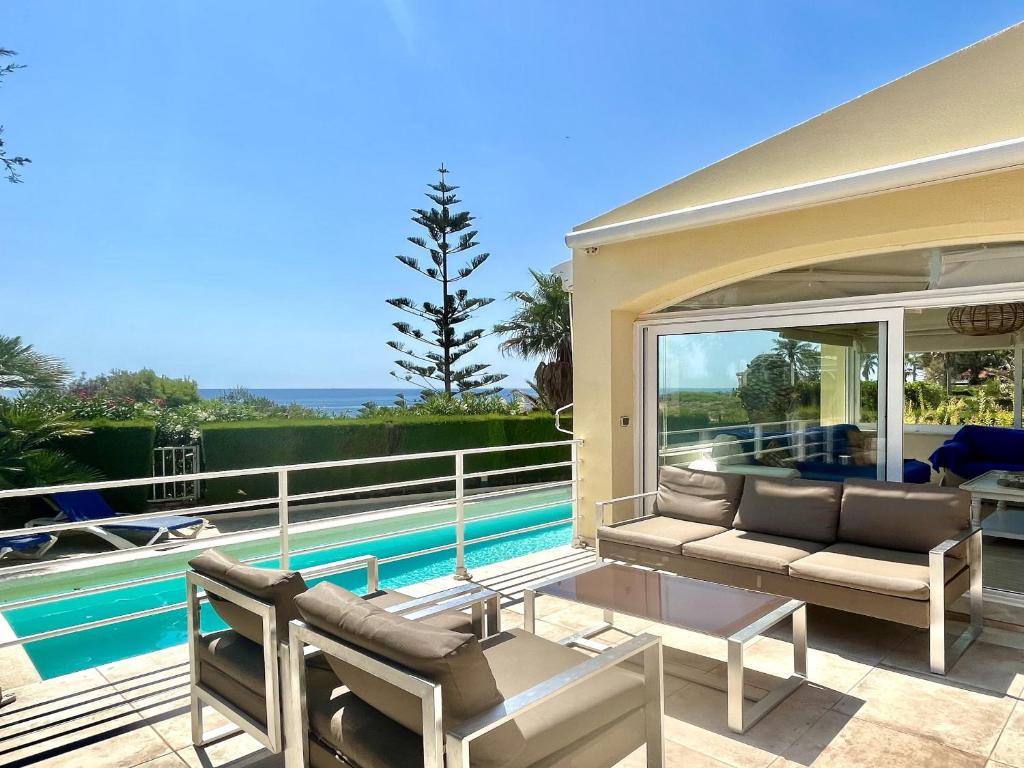 Bazén v ubytovaní Villa Catalina Stunning 4bedroom villa with air conditioning sea views & private swimming pool ideal for families alebo v jeho blízkosti