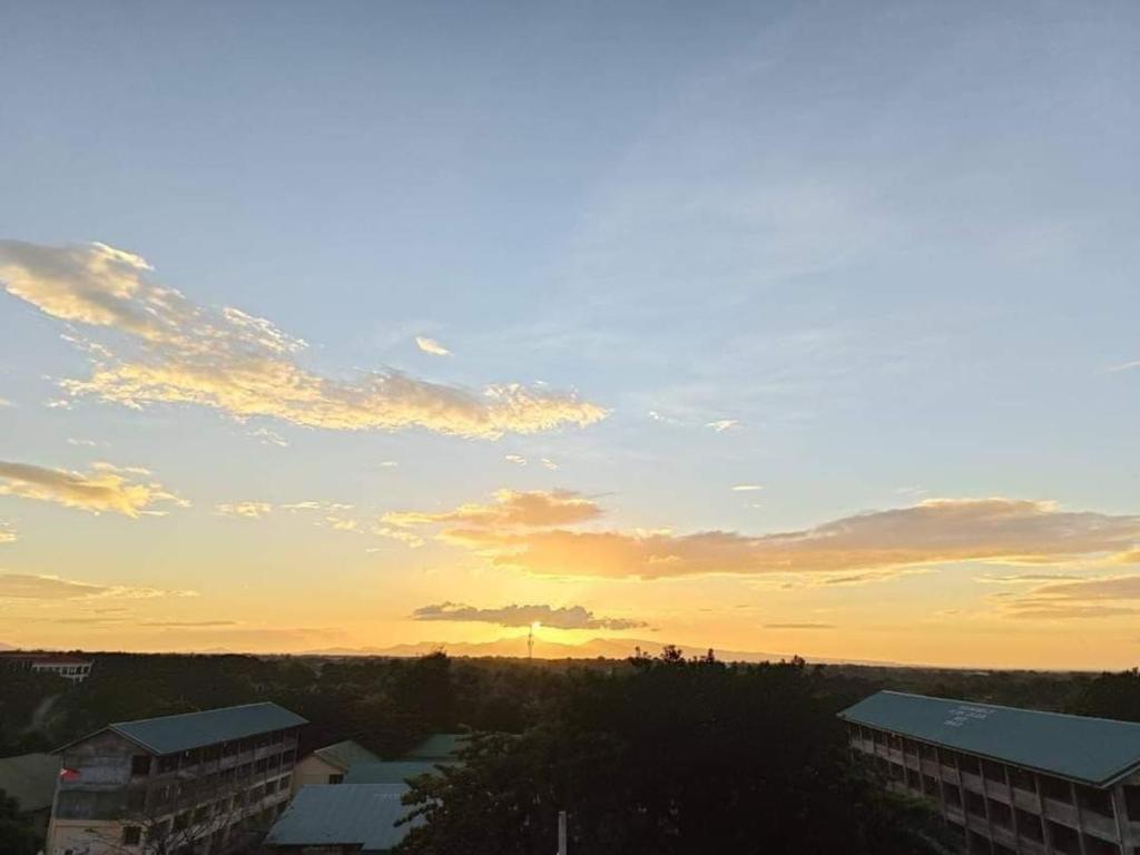 Východ nebo západ slunce při pohledu z hotelu nebo okolí