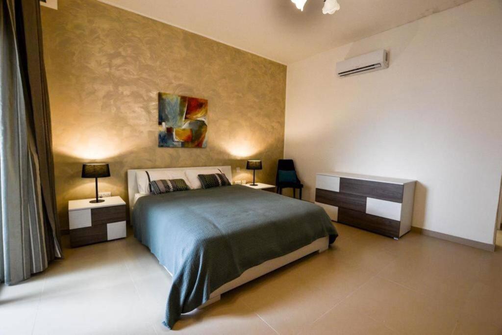 Ένα ή περισσότερα κρεβάτια σε δωμάτιο στο Swieqi, Luxury Apartment, 3BD - 2 BH, Sleeps 6