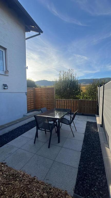 d'une terrasse avec une table et deux chaises. dans l'établissement Studio aux pieds des vignes, à Eguisheim