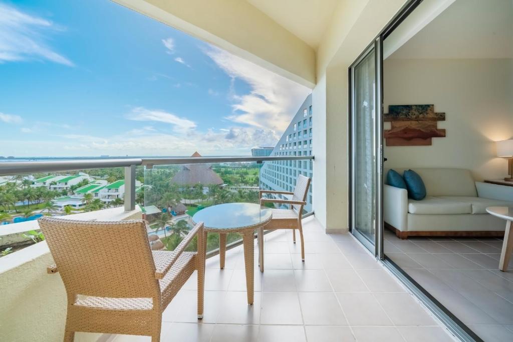 Un balcón o terraza de Iberostar Selection Cancun - All Inclusive